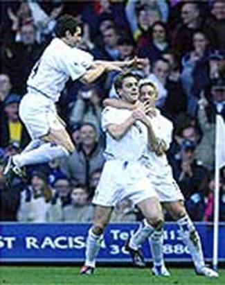 2003 Chelsea Okon and Smith congratulate Woodgate 1